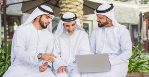 ARAB-MEN-WEARING-KANDOORA-DISSCUSSING-WITH-LAPTOP